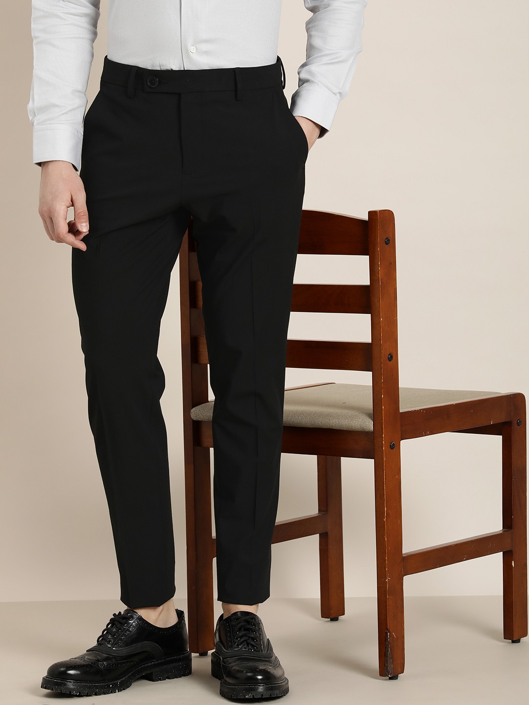

INVICTUS Men Solid Slim Fit Smart Casual Trousers, Black