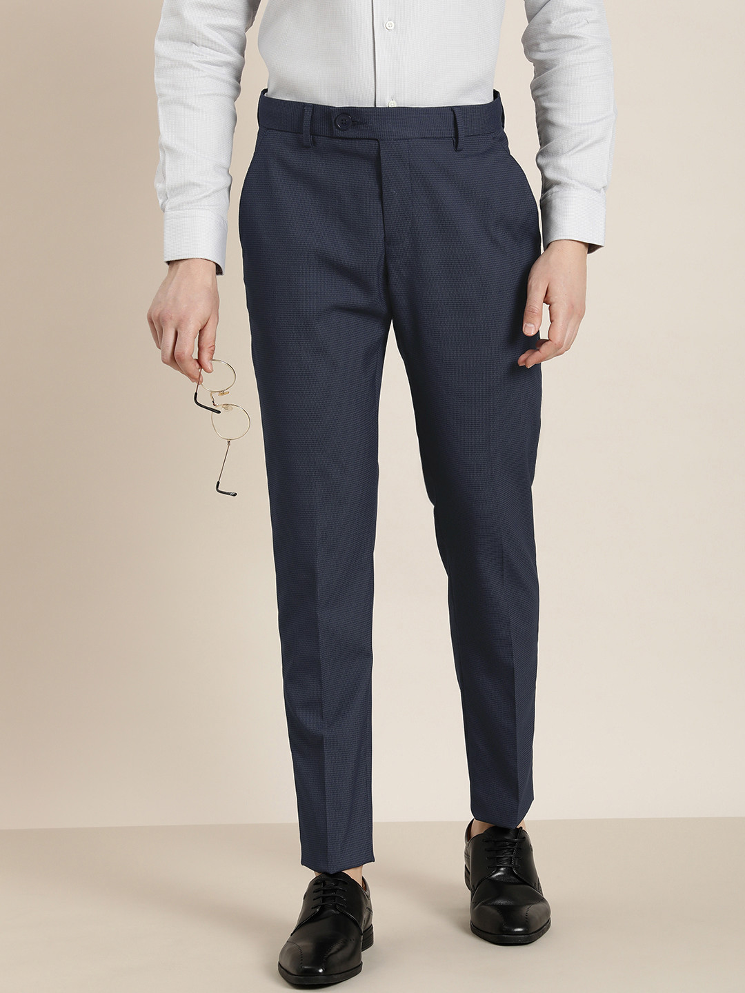 

INVICTUS Men Self Designed Checked Slim Fit Smart Casual Trousers, Blue