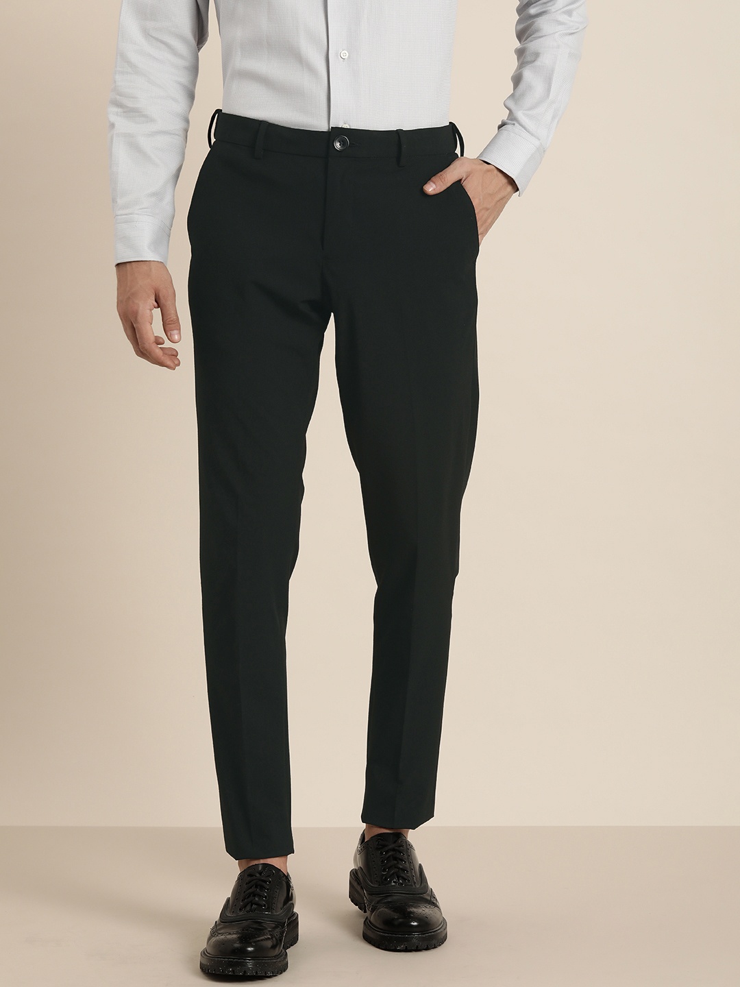 

INVICTUS Men Solid Slim Fit Mid-Rise Plain Woven Flat-Front Formal Trousers, Black