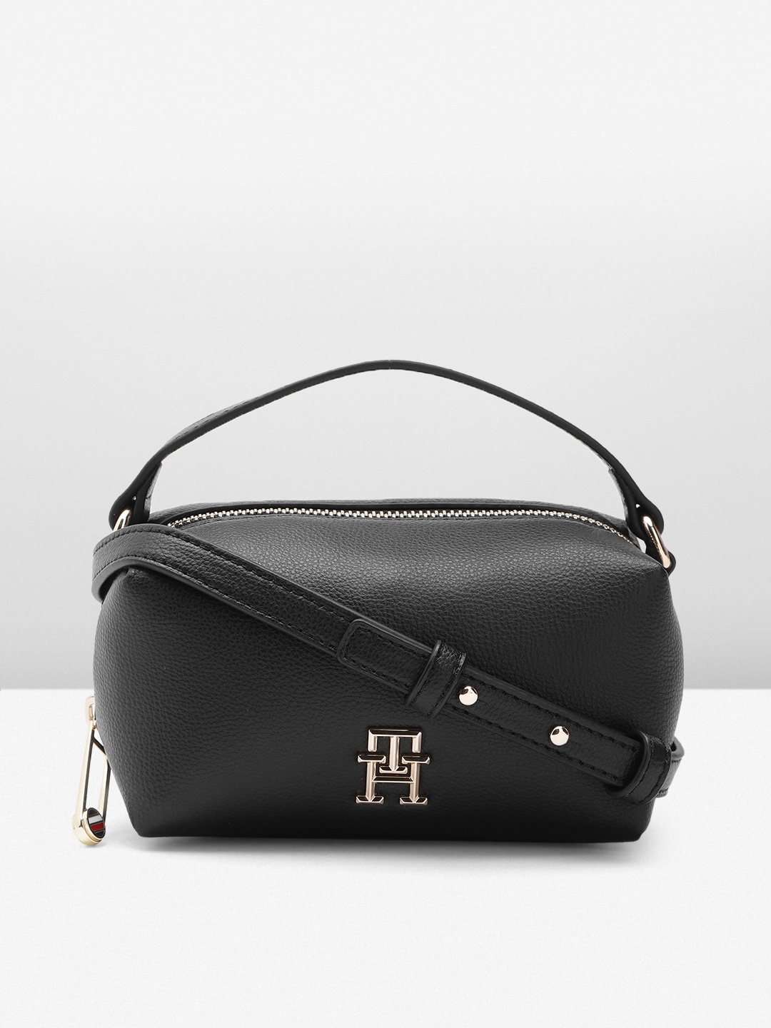 

Tommy Hilfiger Women Solid Sling Bag, Black