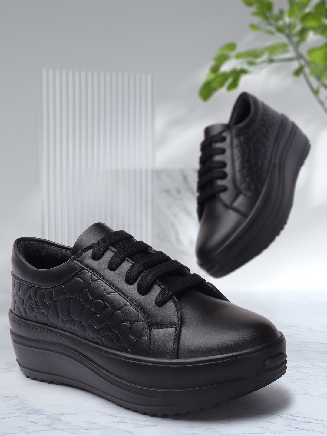 

VENDOZ Women Textured Sneakers, Black