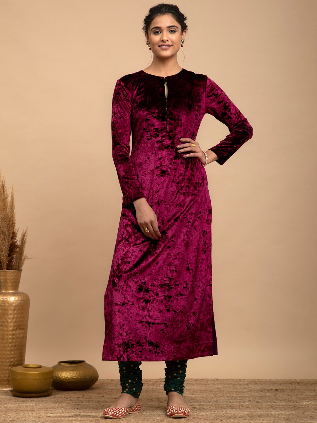 

Pink Fort Keyhole Neck Khadi Velvet Kurta, Burgundy