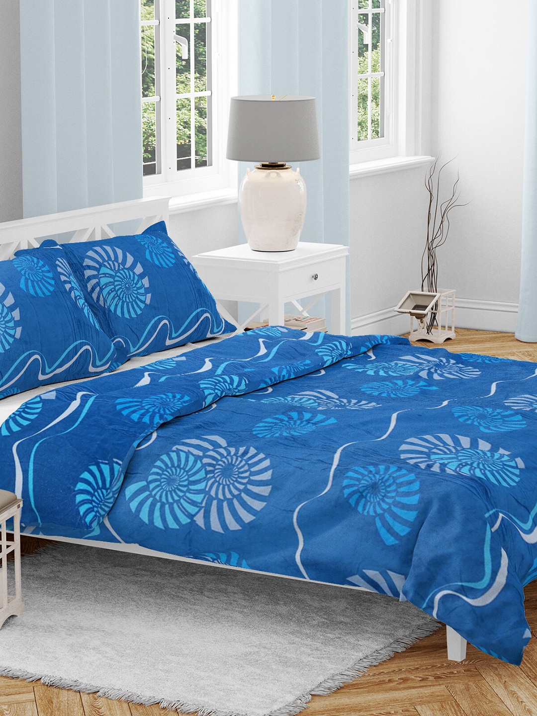 

AAZEEM Blue & White Floral Printed 210 TC Queen Bedsheet with 2 Pillow Covers