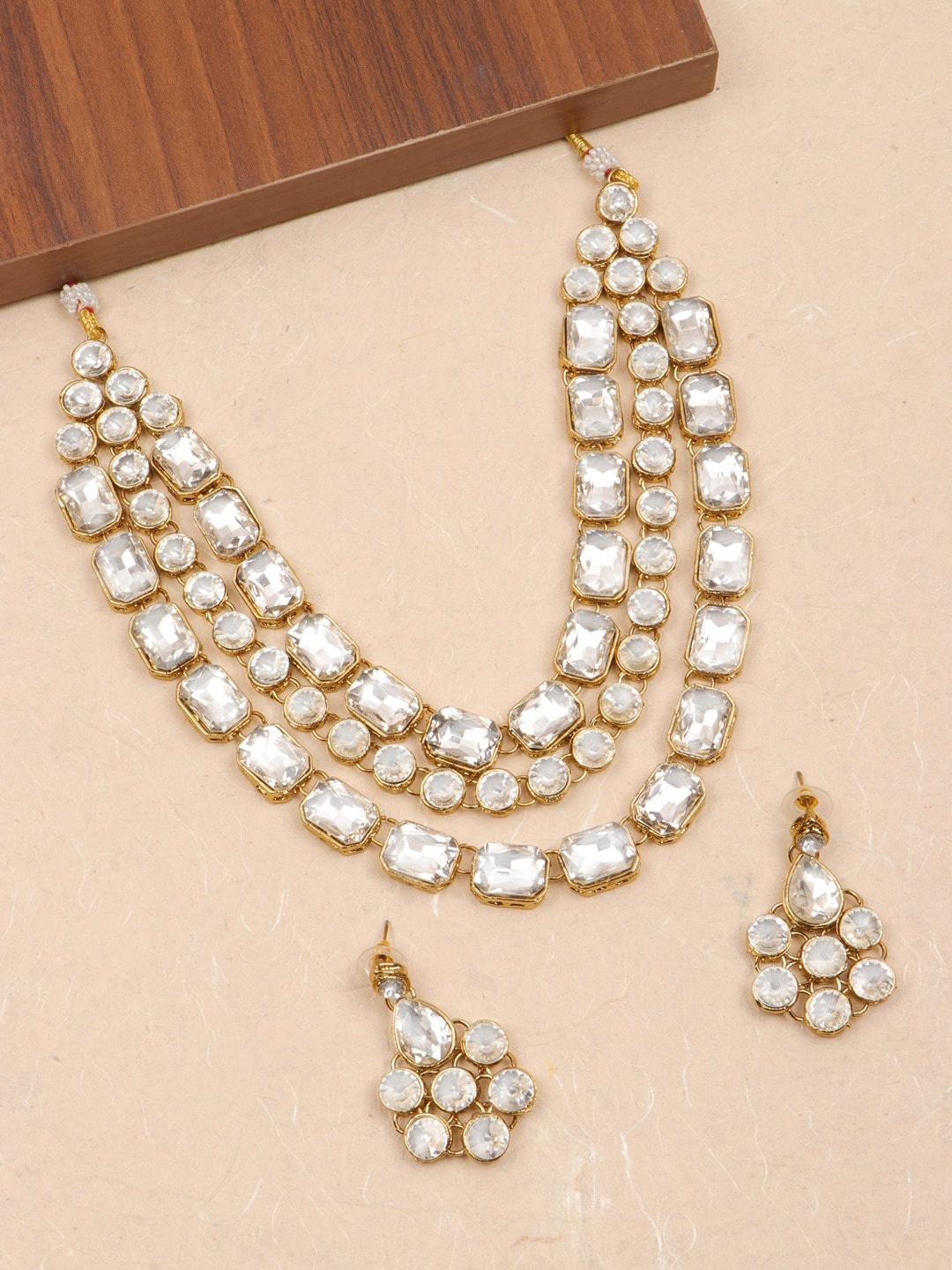 

Crunchy Fashion Gold-Plated Kundan-Studded & Beaded Jewellery Set