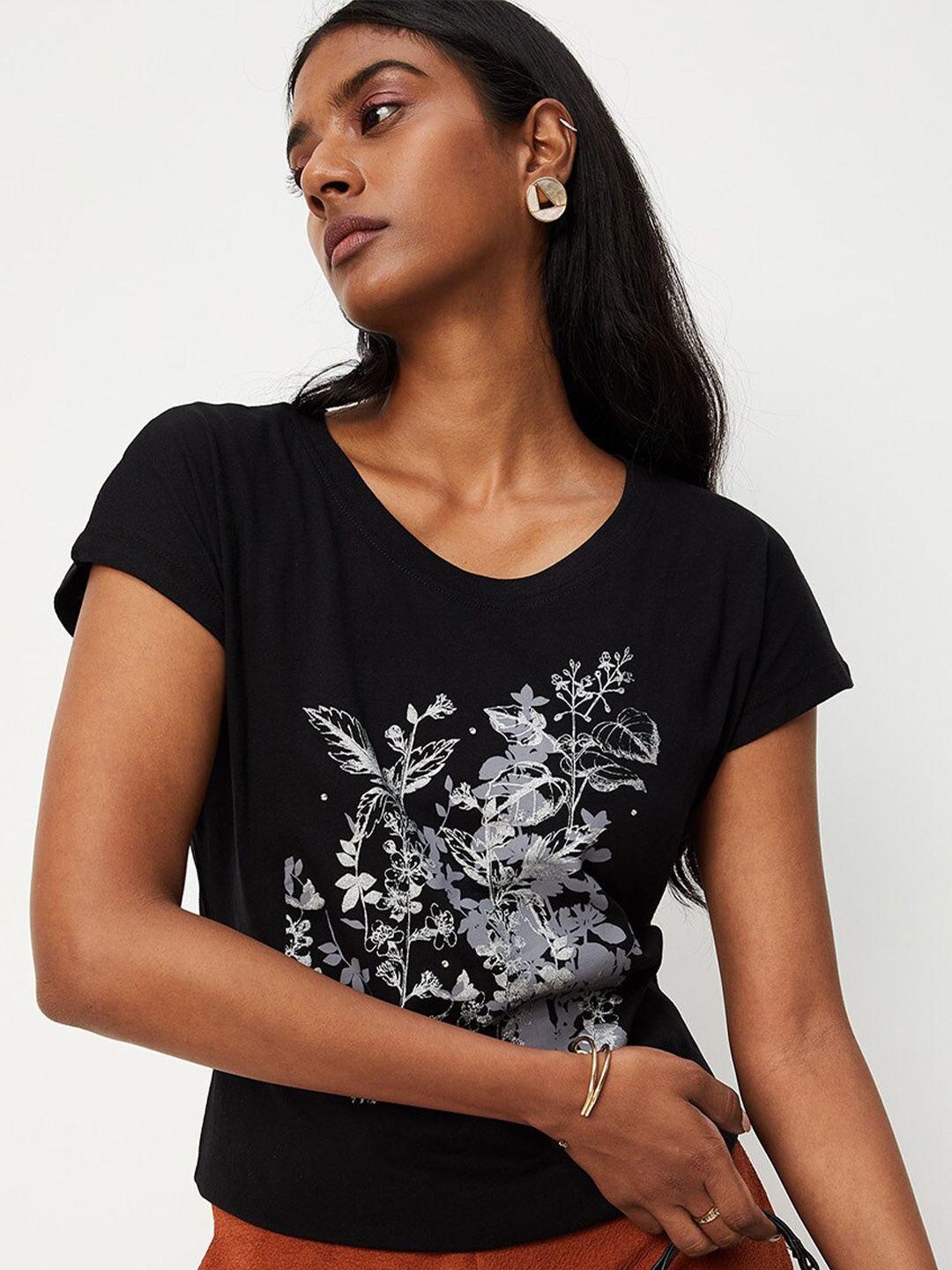 

max Women Black Printed V-Neck Extended Sleeves T-shirt