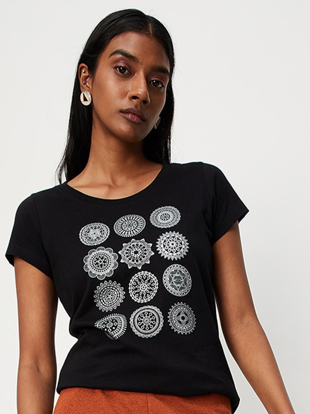 

max Women Black Typography Printed Applique T-shirt