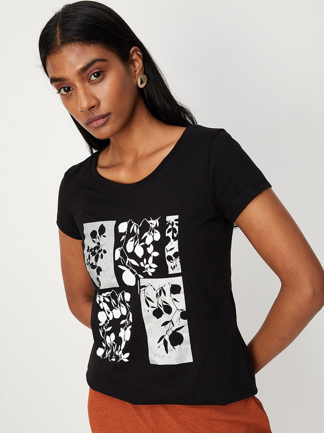 

max Women Black Printed T-shirt