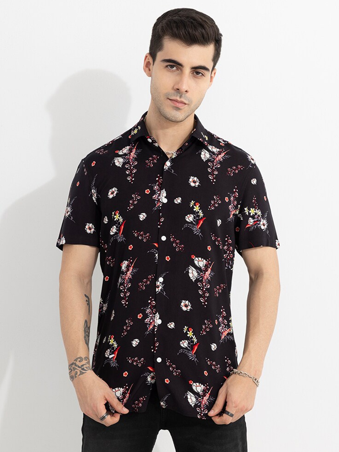 

Snitch Men Black Slim Fit Floral Printed Casual Shirt
