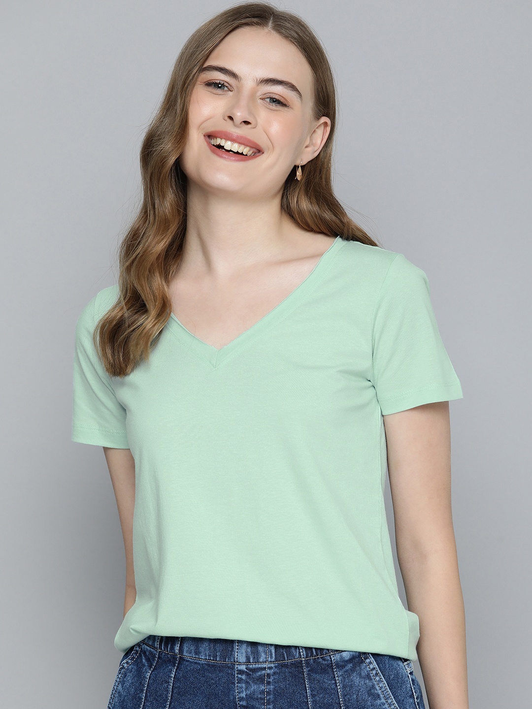 

Mast & Harbour Solid V-Neck Casual T-shirt, Green