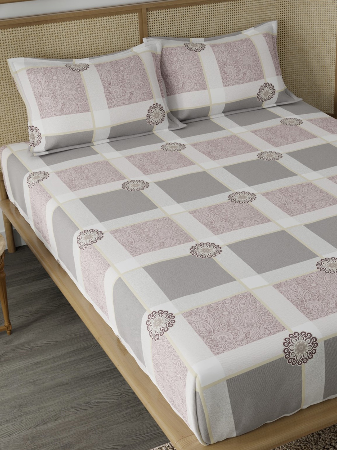 

CHHAVI INDIA Grey & White Geometric Printed 210 TC Queen Bedsheet with 2 Pillow Covers