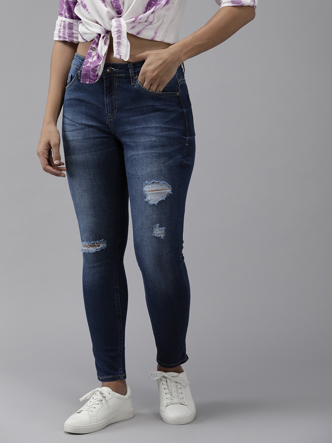 

Roadster Women Skinny Fit Low-Rise Mildly Distressed Light Fade Jeans, Blue