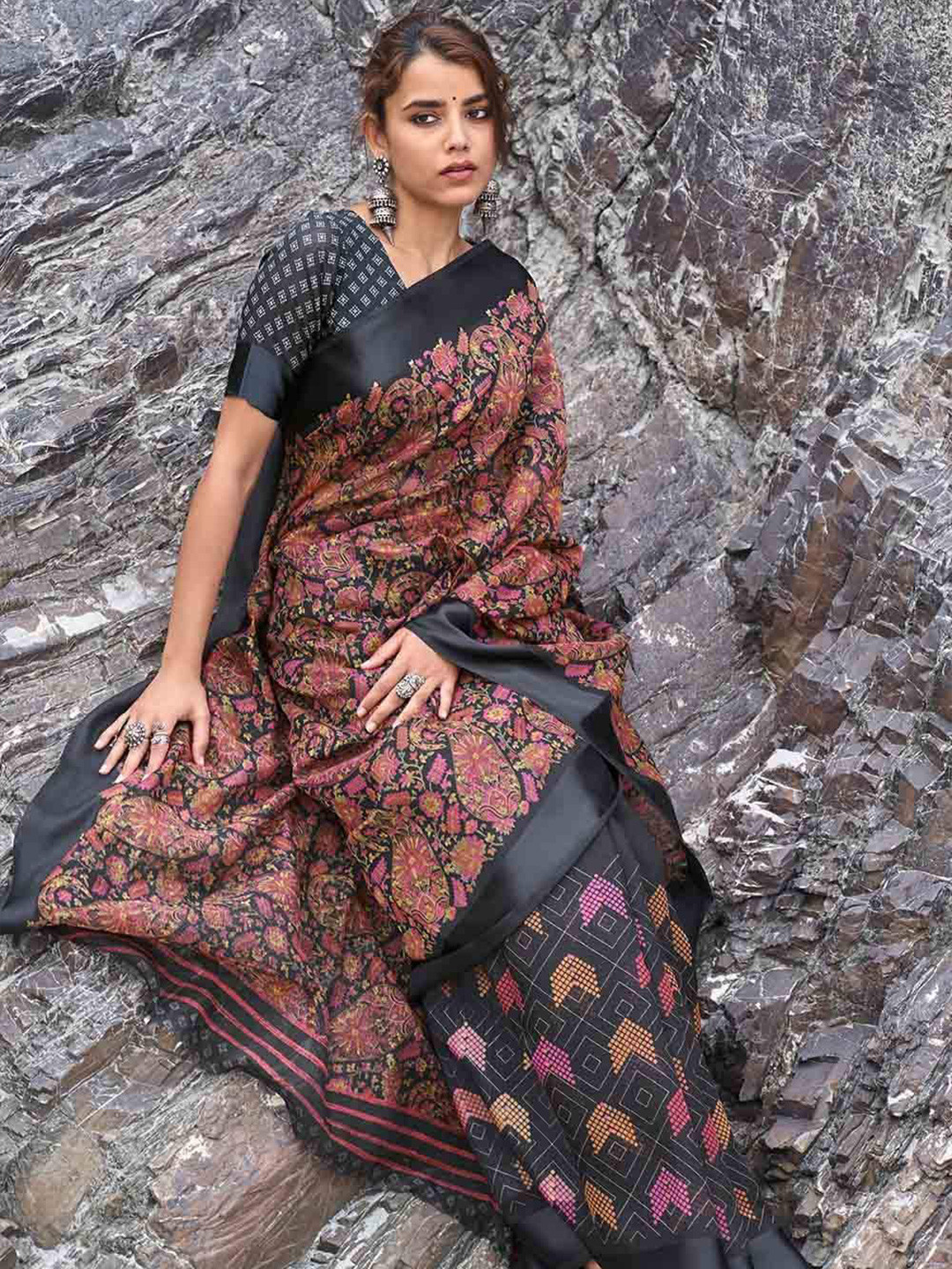

KARAGIRI Floral Art Silk Mysore Silk Saree, Black