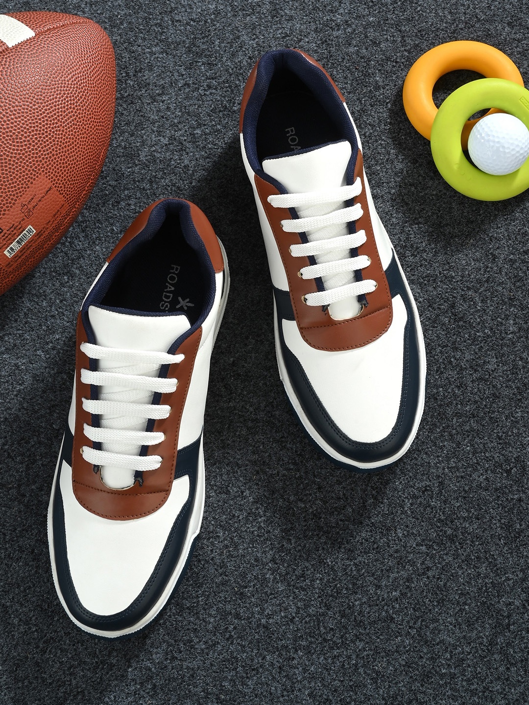 

Roadster Men Colourblocked Lightweight Sneakers, White