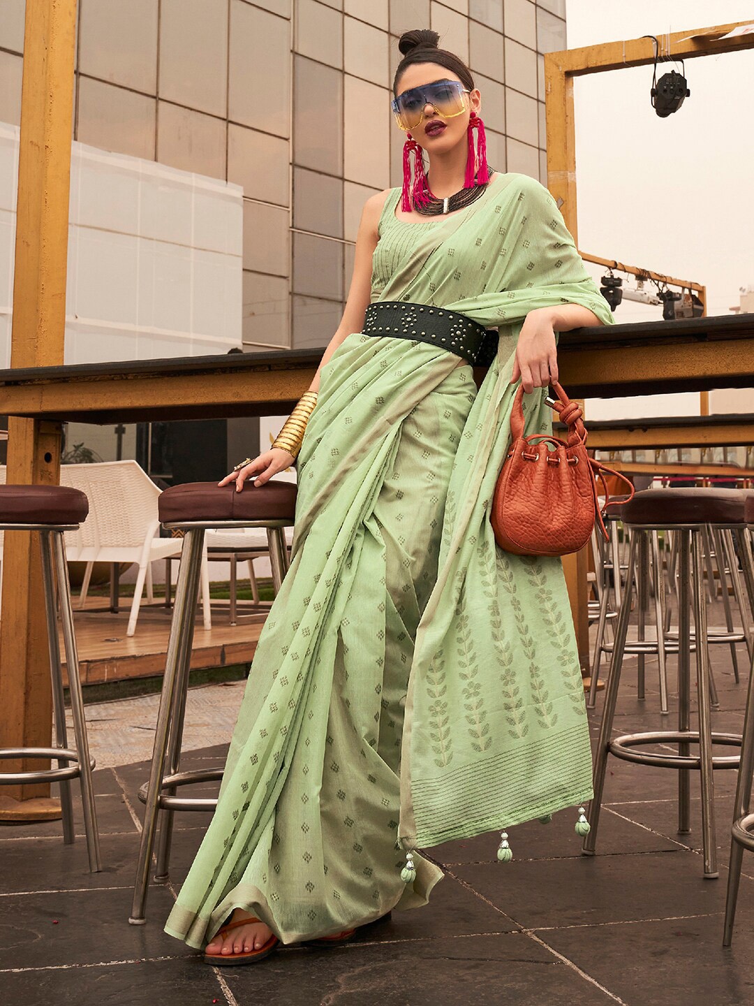 

Saree mall Floral Woven Design Silk Blend Banarasi Saree, Green