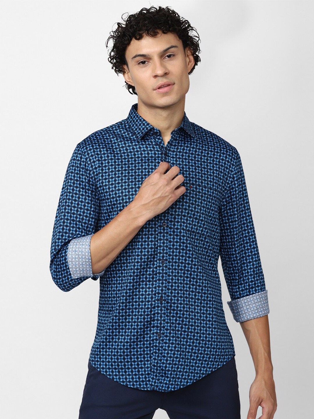 

Peter England Casuals Men Printed Cotton Slim Fit Casual Shirt, Blue