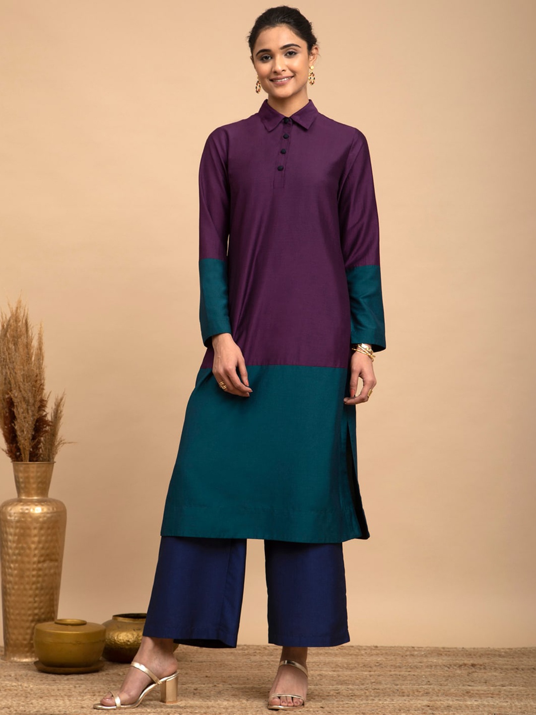 

Pink Fort Colourblocked Shirt Collar Silk Kurta, Burgundy