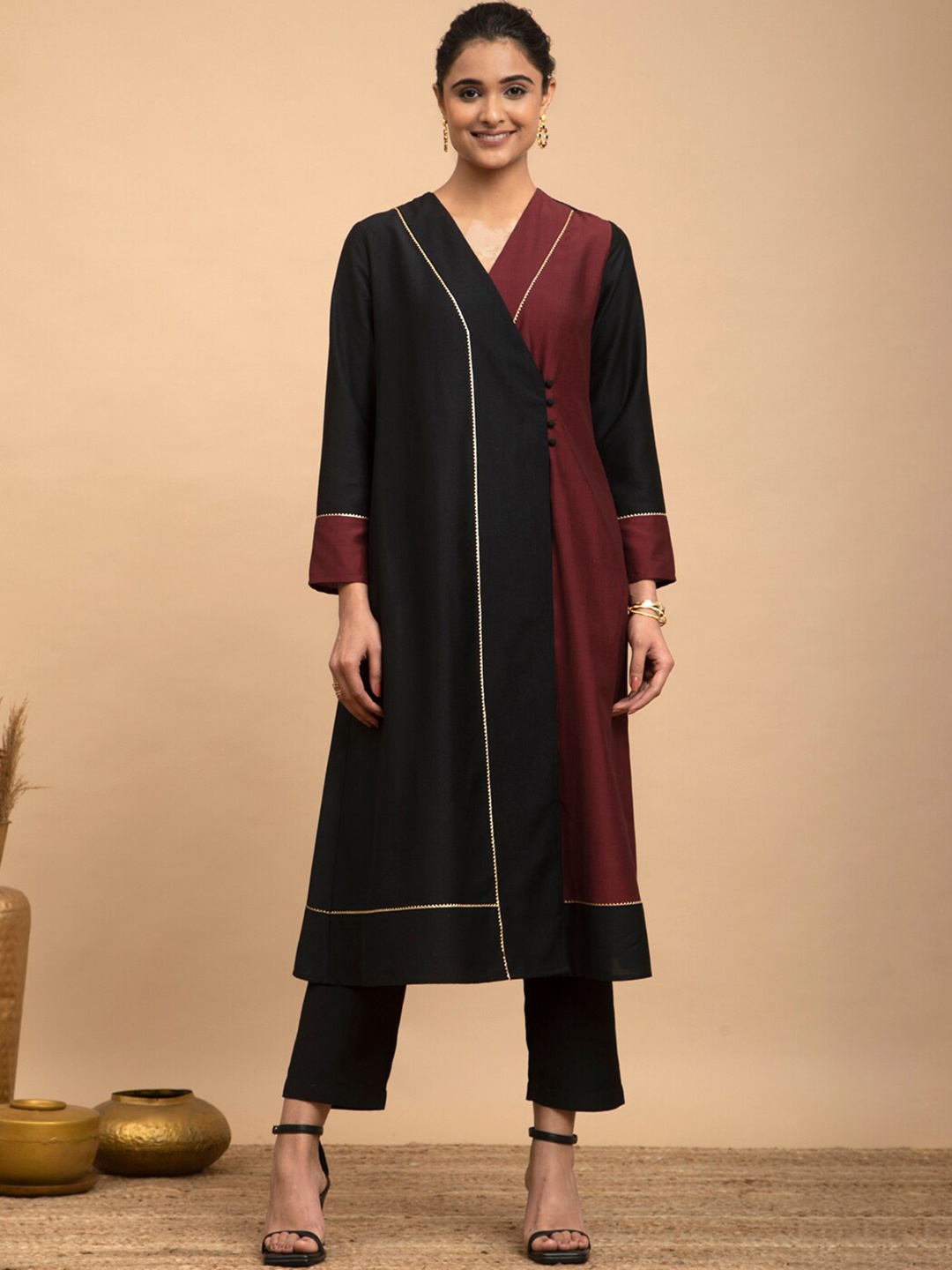 

Pink Fort Colourblocked V-Neck Gotta Patti Silk Kurta, Maroon