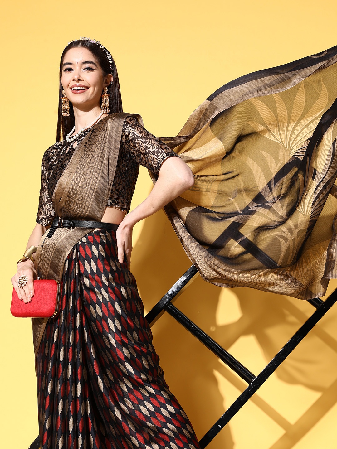 

Mitera Geometric Printed Saree, Beige