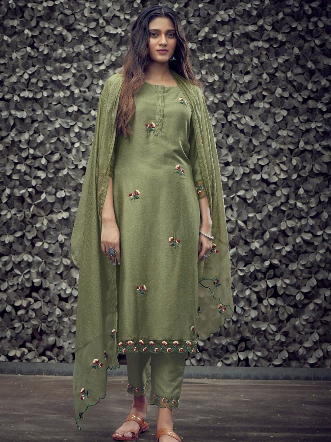 

AUTUMN LANE Women Floral Embroidered Thread Work Pure Cotton Kurta with Trousers & Dupatta, Green