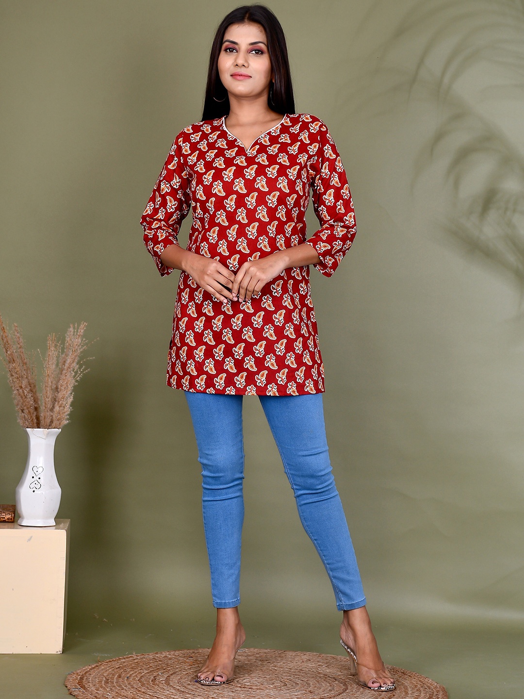 

Kesarya Ethnic Motifs Printed V-Neck Pure Cotton Handloom Kurti, Red