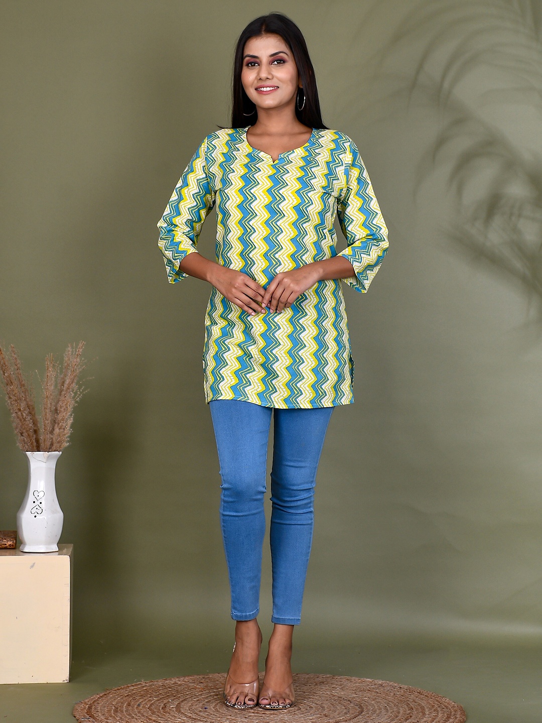 

Kesarya Geometric Printed Pure Cotton Handloom Kurti, Green