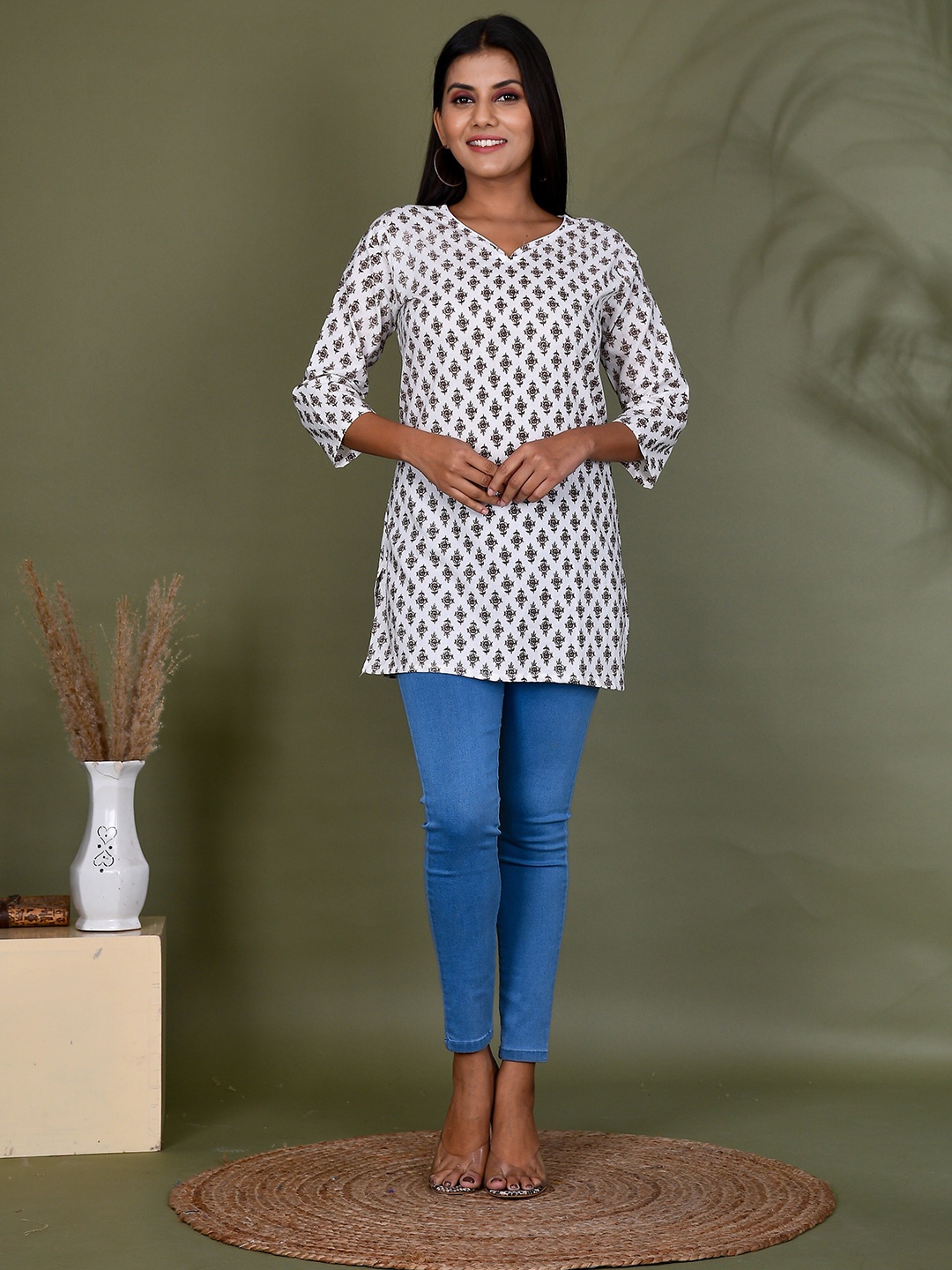 

Kesarya Floral Printed V-Neck Pure Cotton Handloom Kurti, White