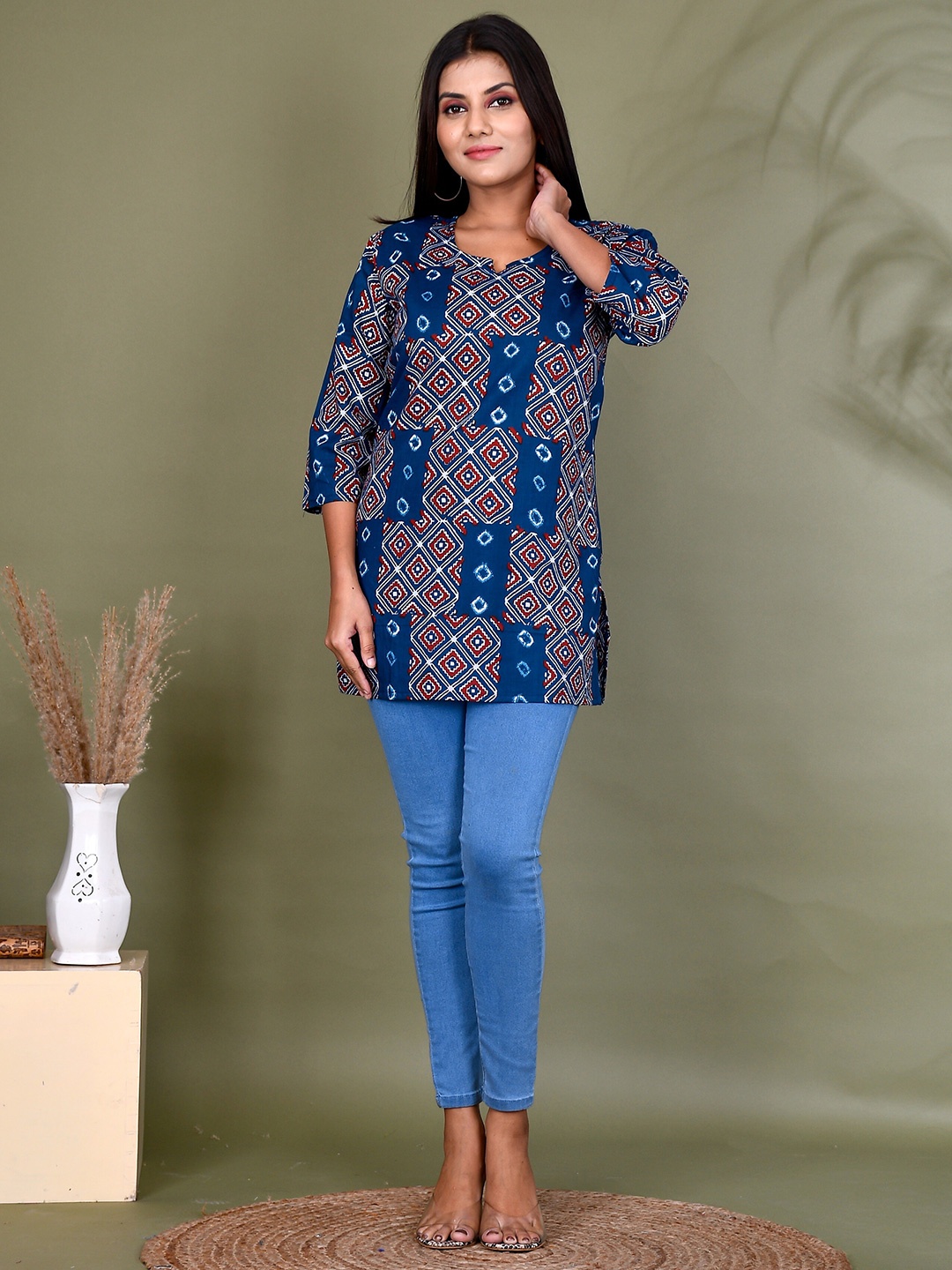 

Kesarya Geometric Printed Pure Cotton Handloom Kurti, Navy blue