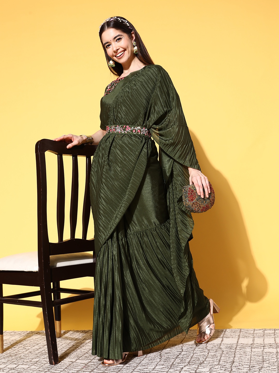 

Mitera Solid Belted Saree, Green