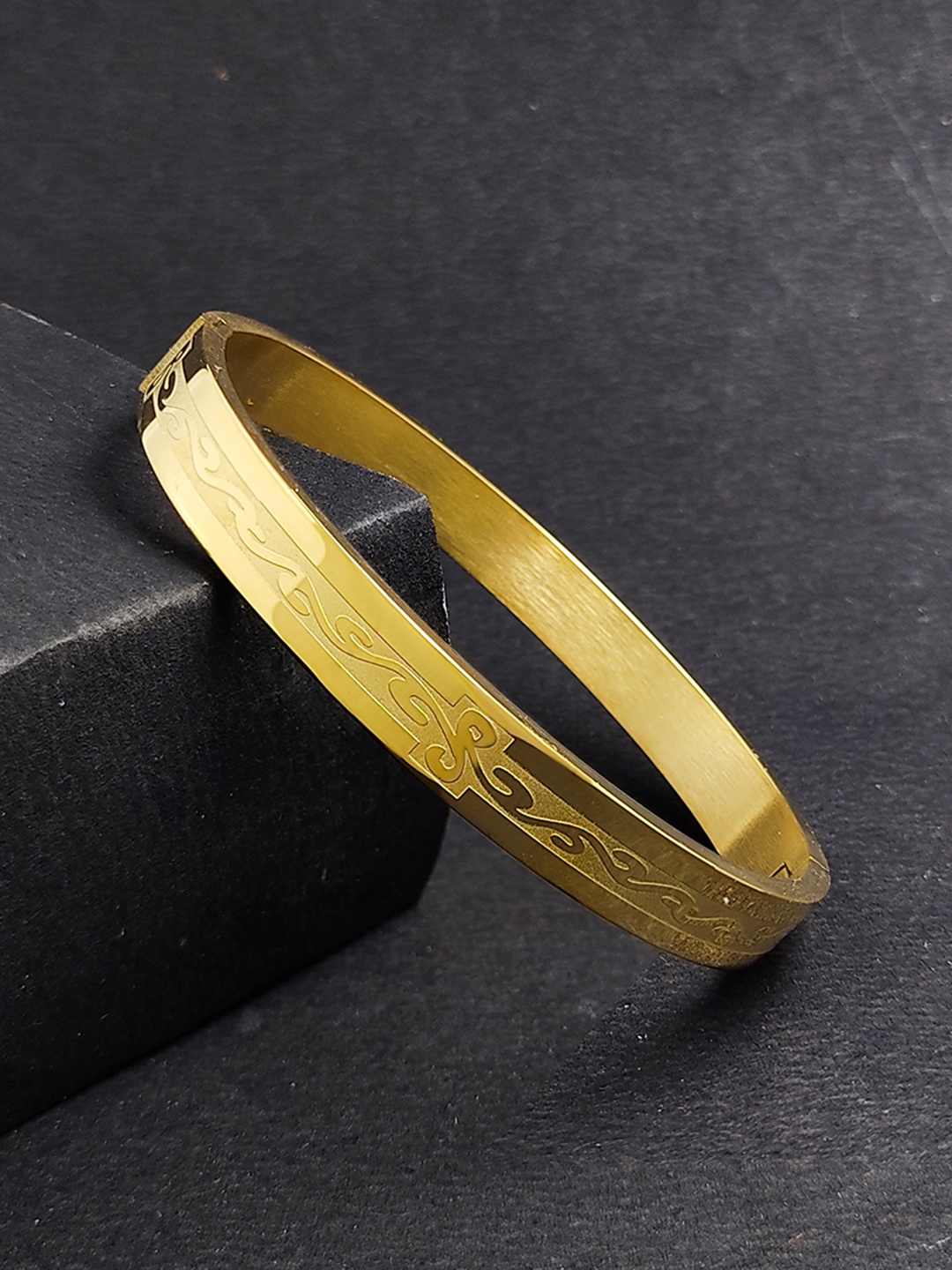 

Saizen Unisex Gold-Plated Kada Bracelet