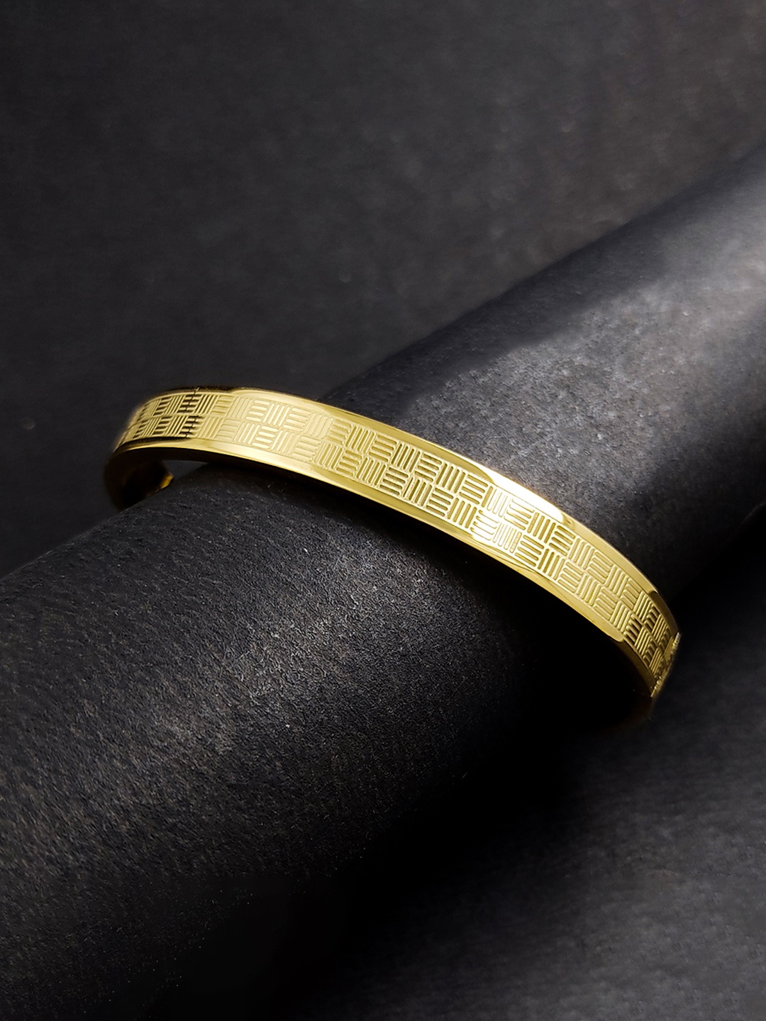 

Saizen Unisex Gold-Plated Kada Bracelet