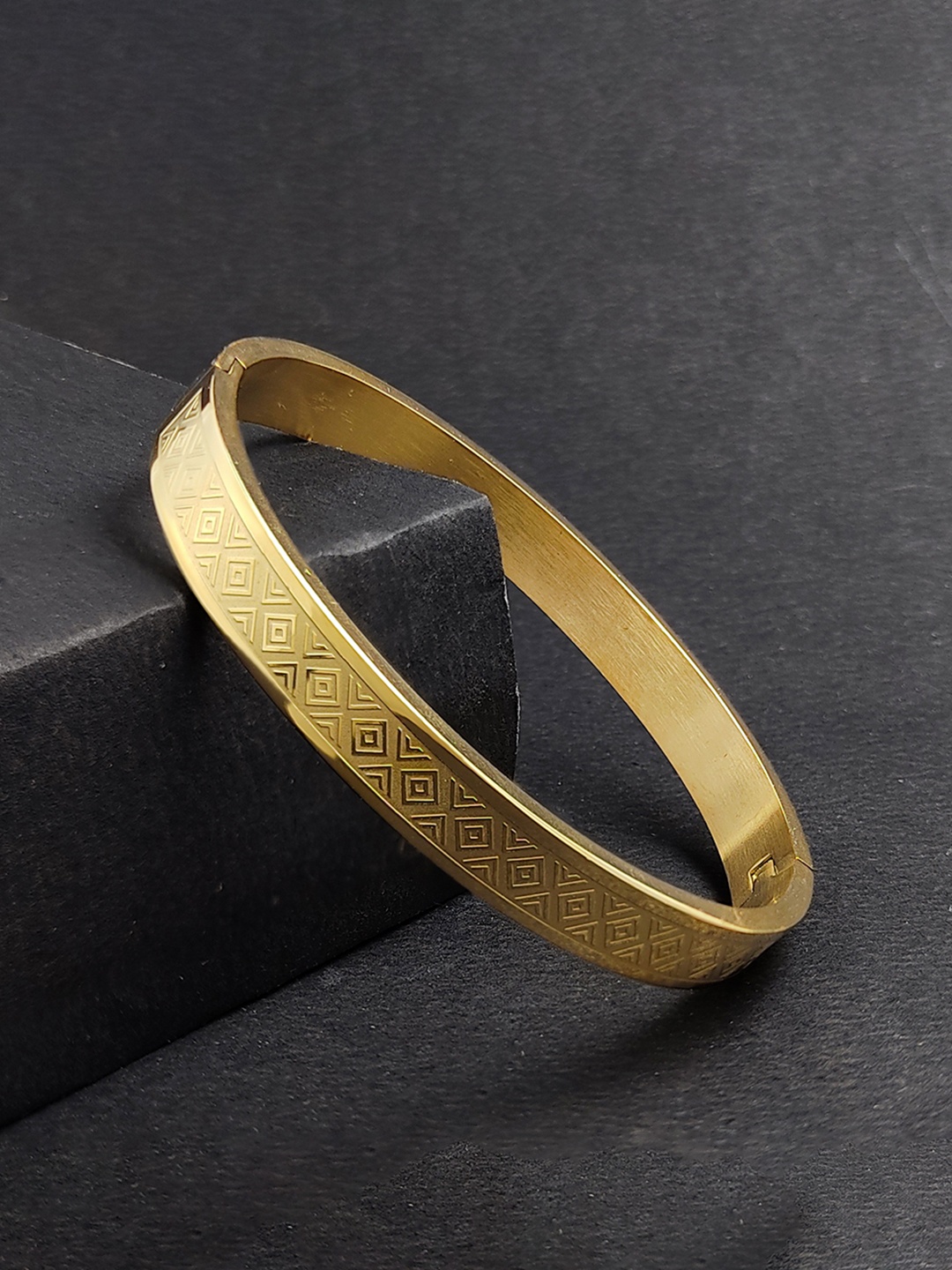 

Saizen Unisex Gold-Plated Kada Bracelet