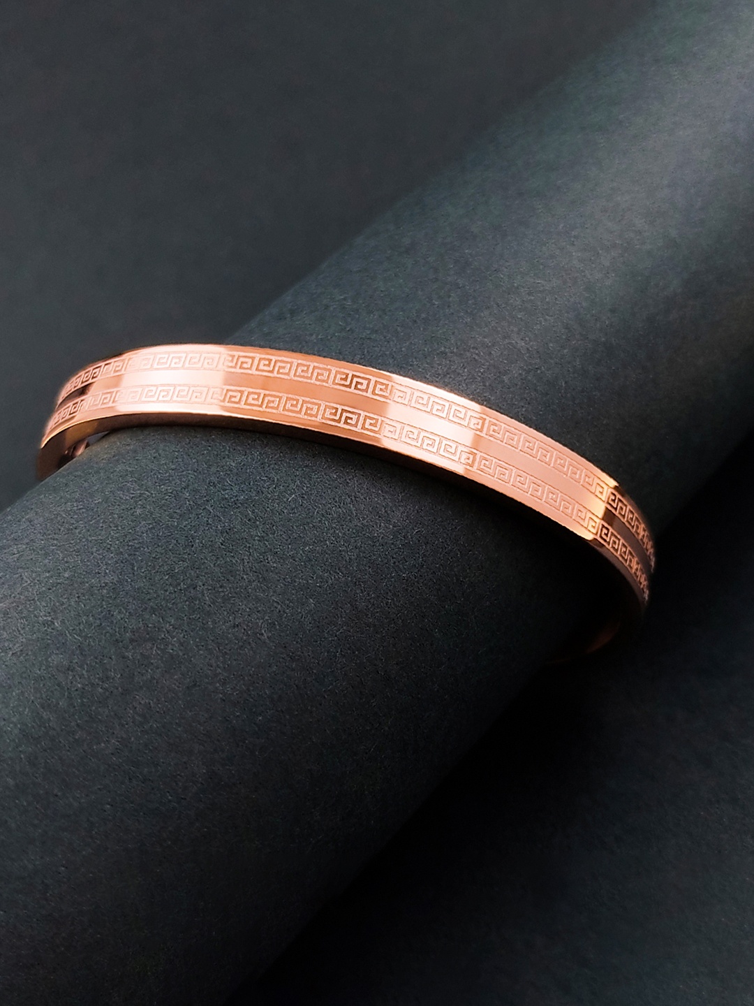 

Saizen Unisex Rose Gold-Plated Kada Bracelet