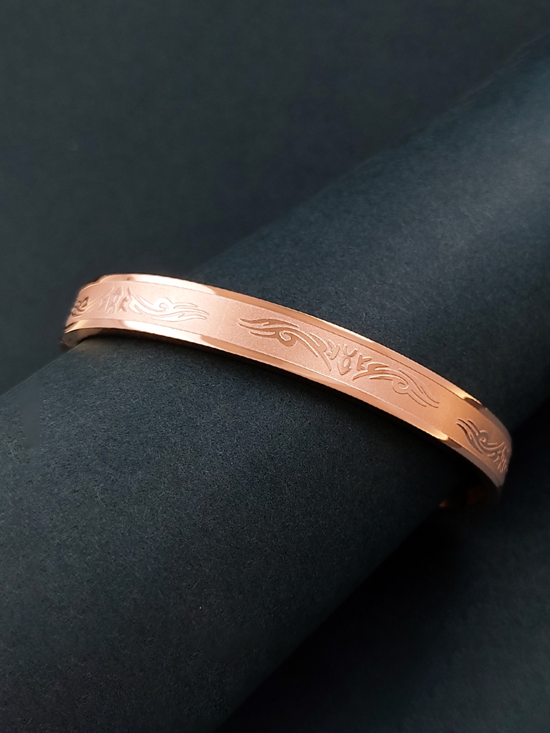 

Saizen Unisex Rose Gold-Plated Kada Bracelet