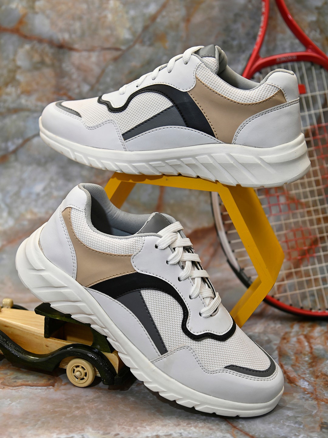 

Roadster Men Colourblocked Lightweight Sneakers, White