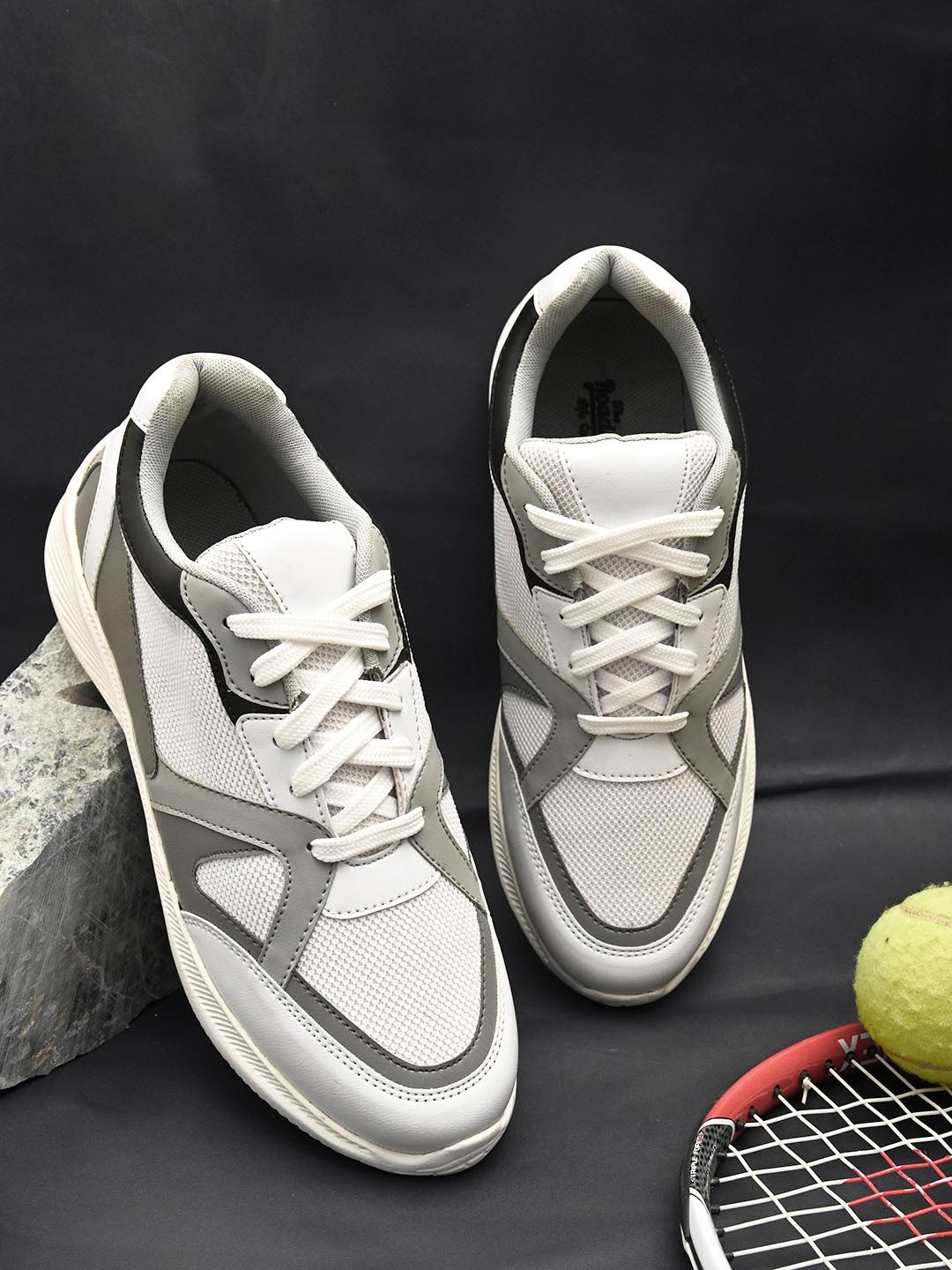 

Roadster Men Colourblocked Lightweight Sneakers, White