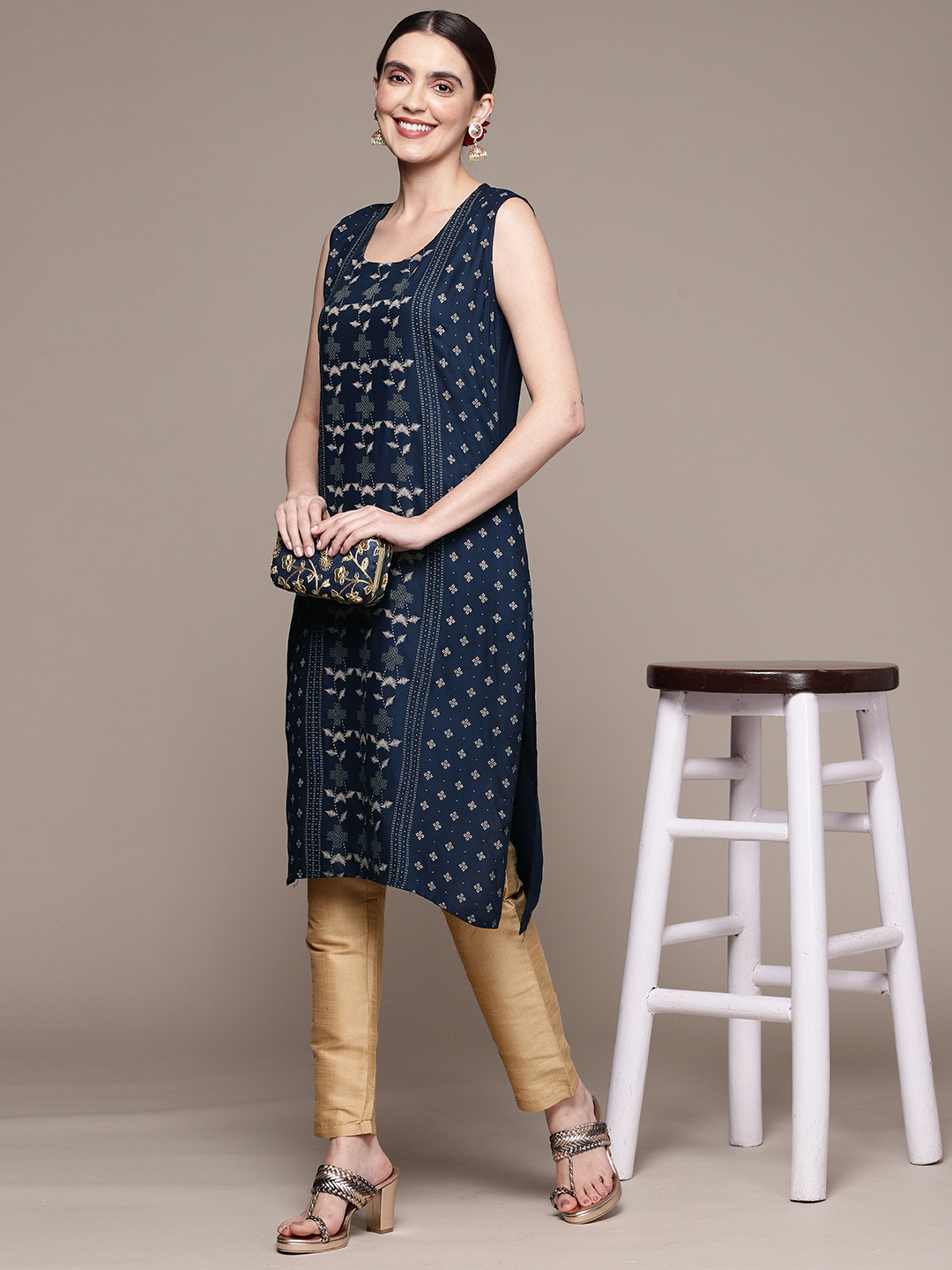 

Anubhutee Women Floral Printed Kurta, Navy blue