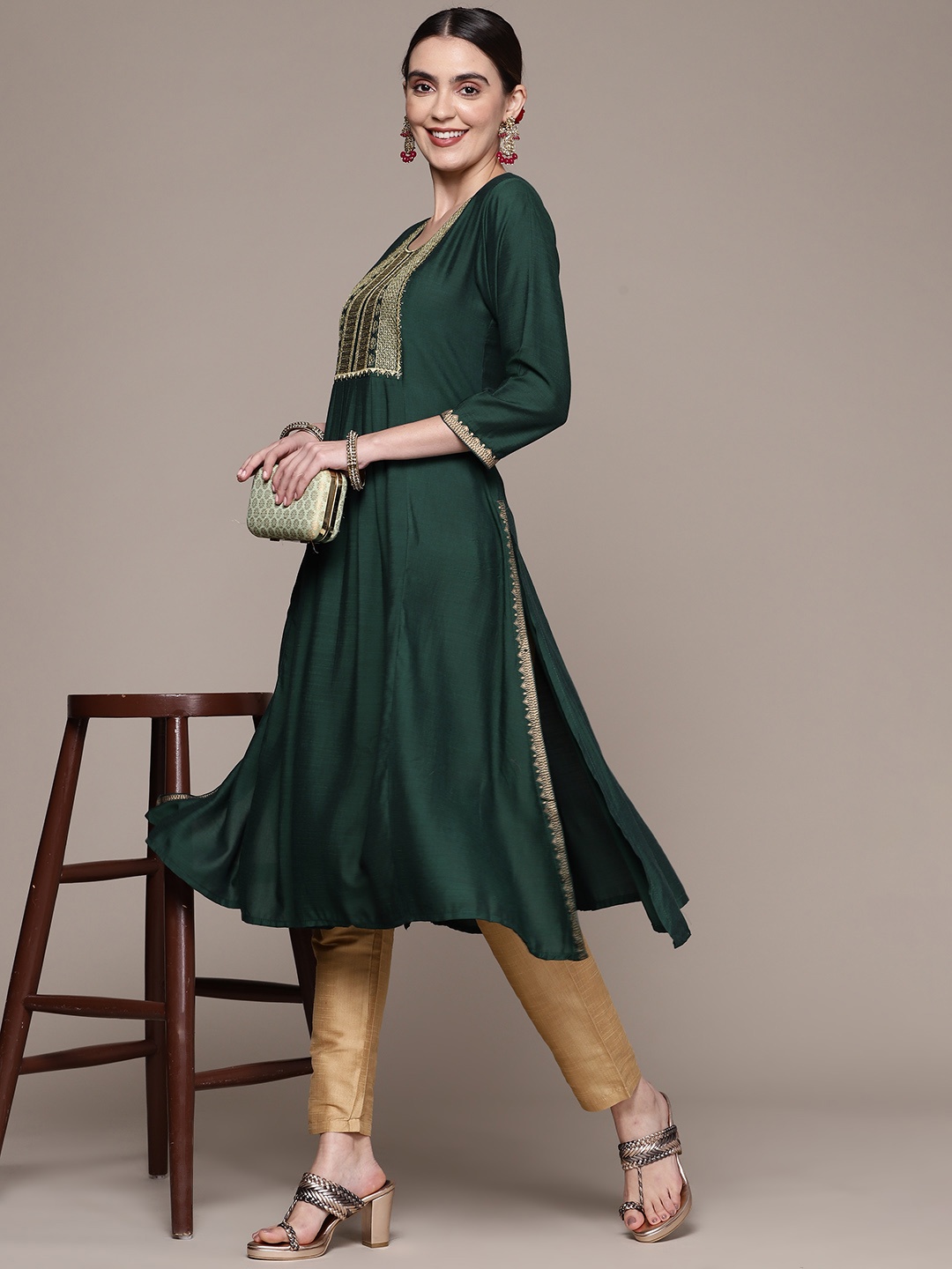 

Anubhutee Women Yoke Design Zari Kurta, Green