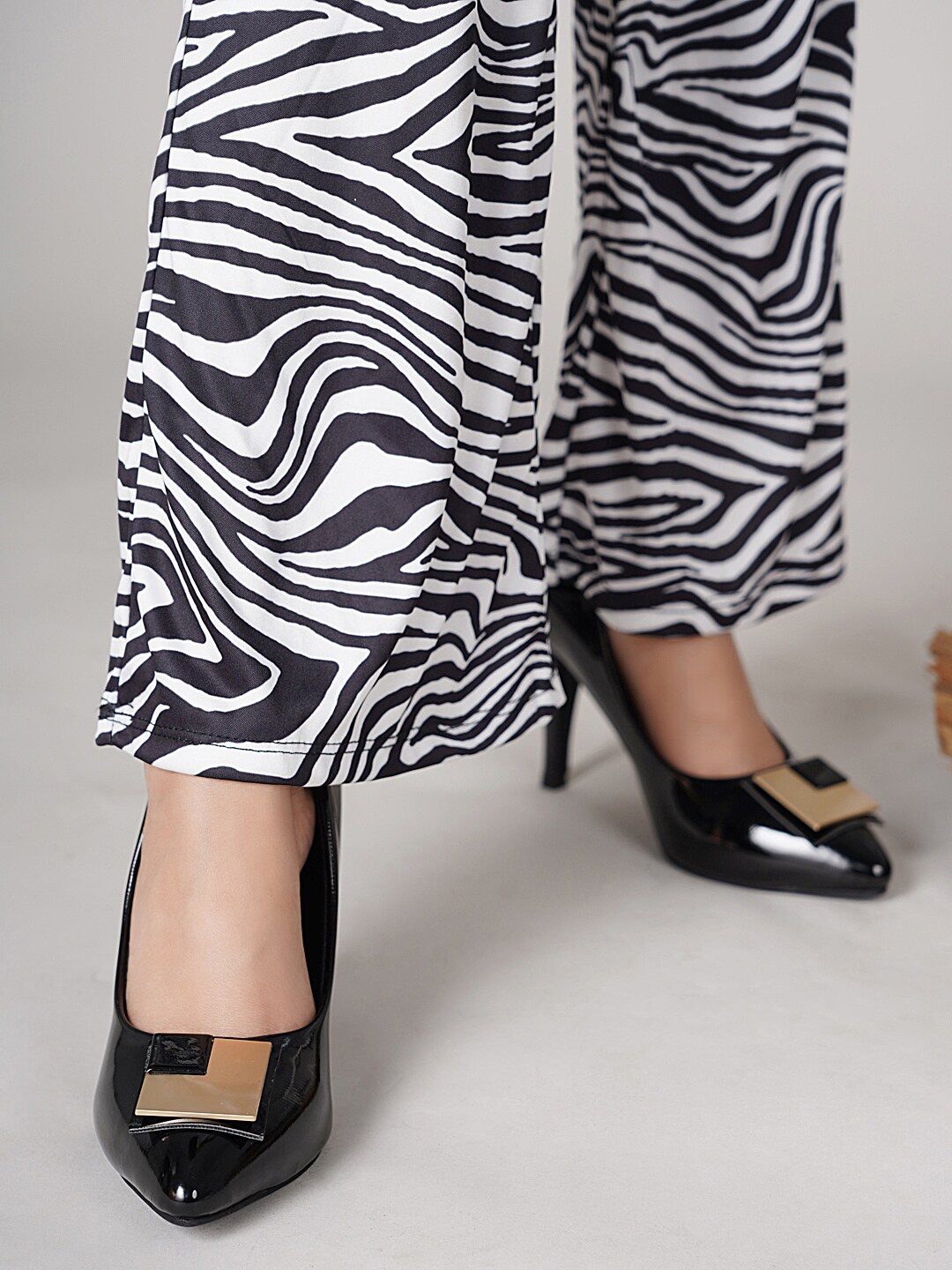 

DressBerry Embellished PU Pumps, Black