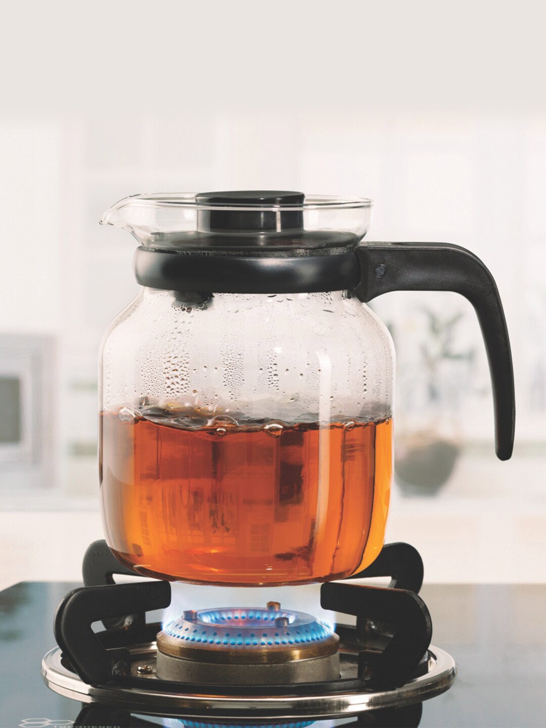 

BOROSIL Transparent & Black Microwave Proof Glass Carafe with Strainer in Lid 650 ml