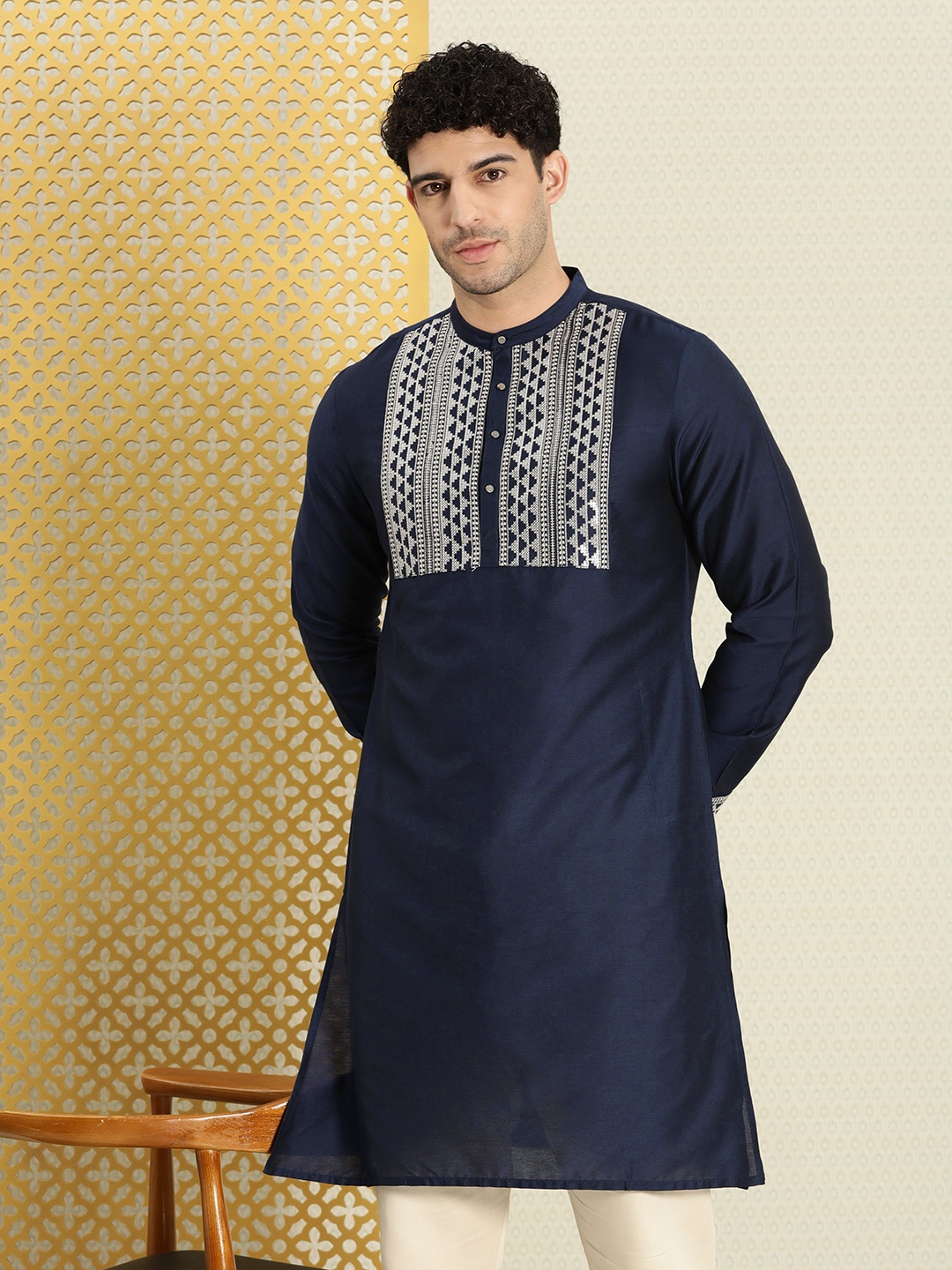 

House of Pataudi Men Yoke Design Sequined Jashn Kurta, Navy blue