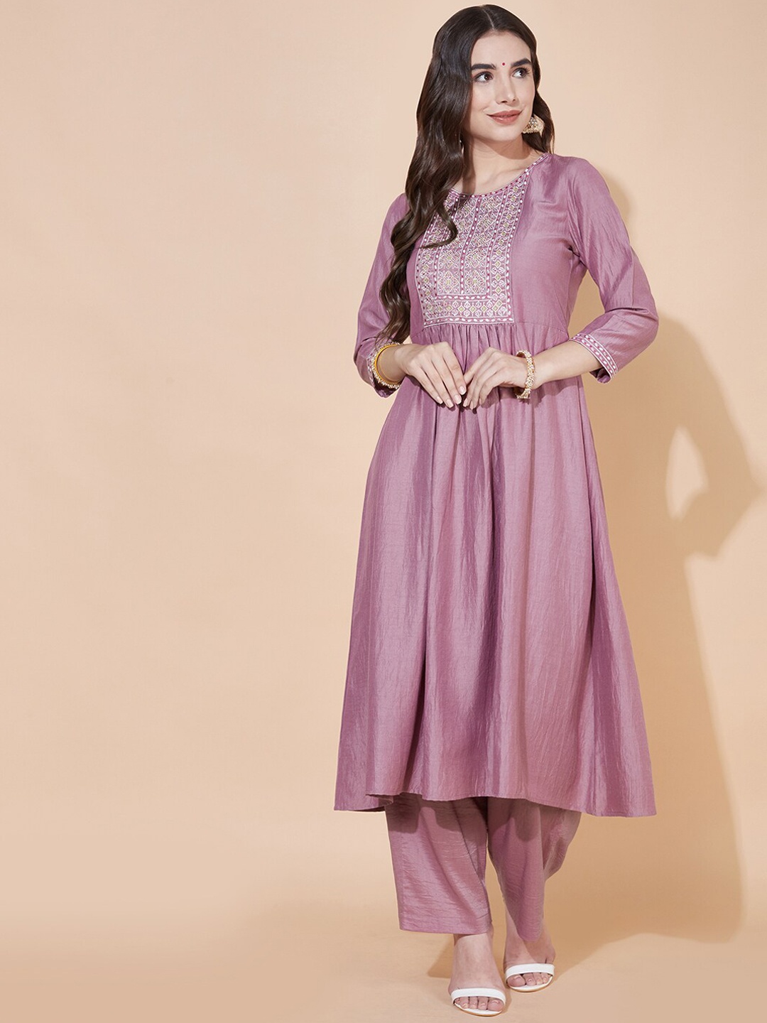 

SKYLEE Women Ethnic Motifs Embroidered Thread Work Kurta with Palazzos, Lavender