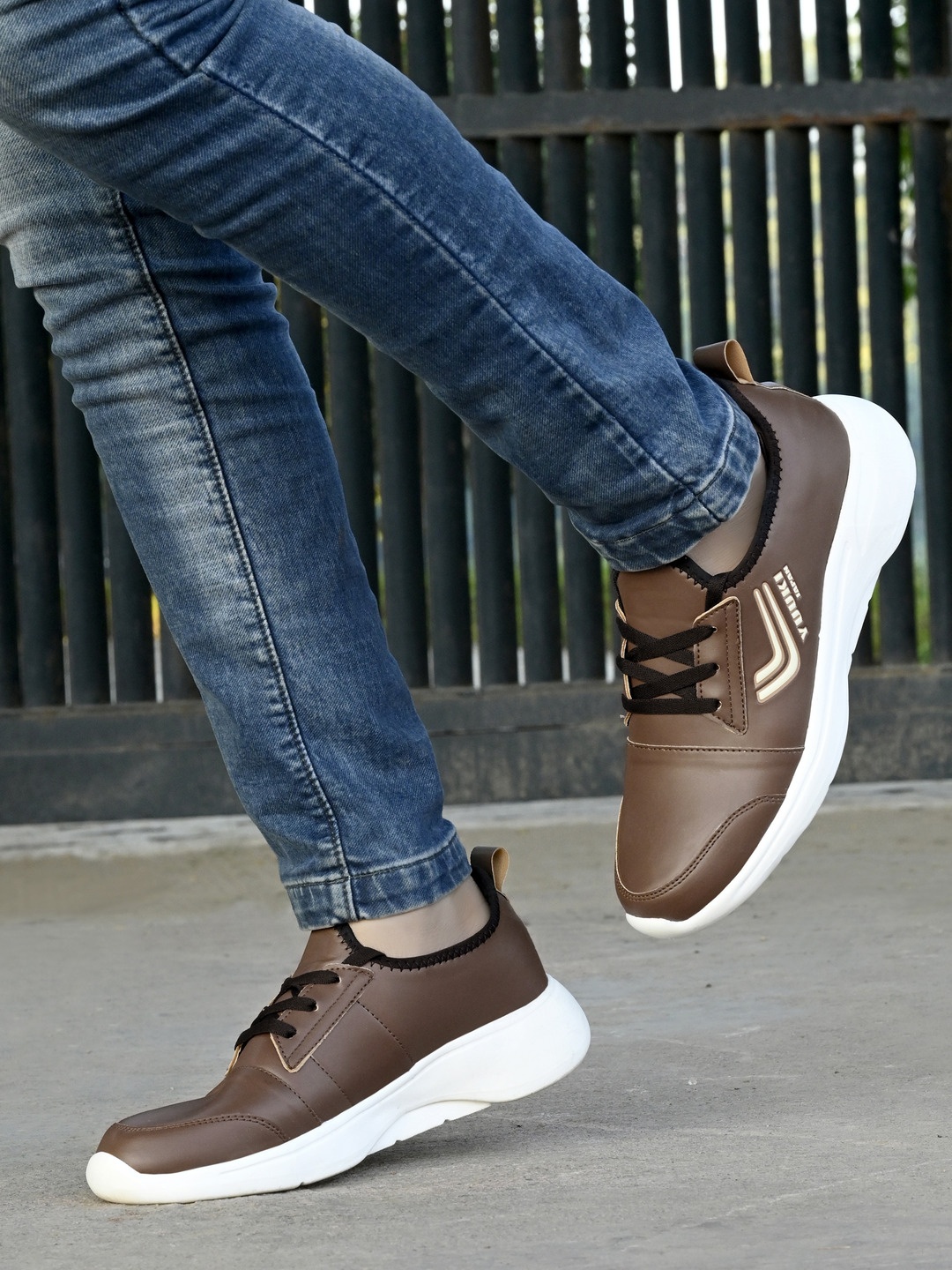 

Yuuki Men Running Non-Marking Sports Shoes, Brown