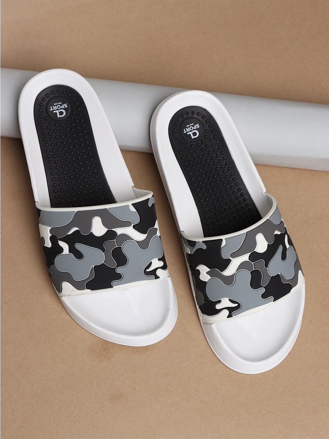 

Carlton London sports Men Printed Sliders, White