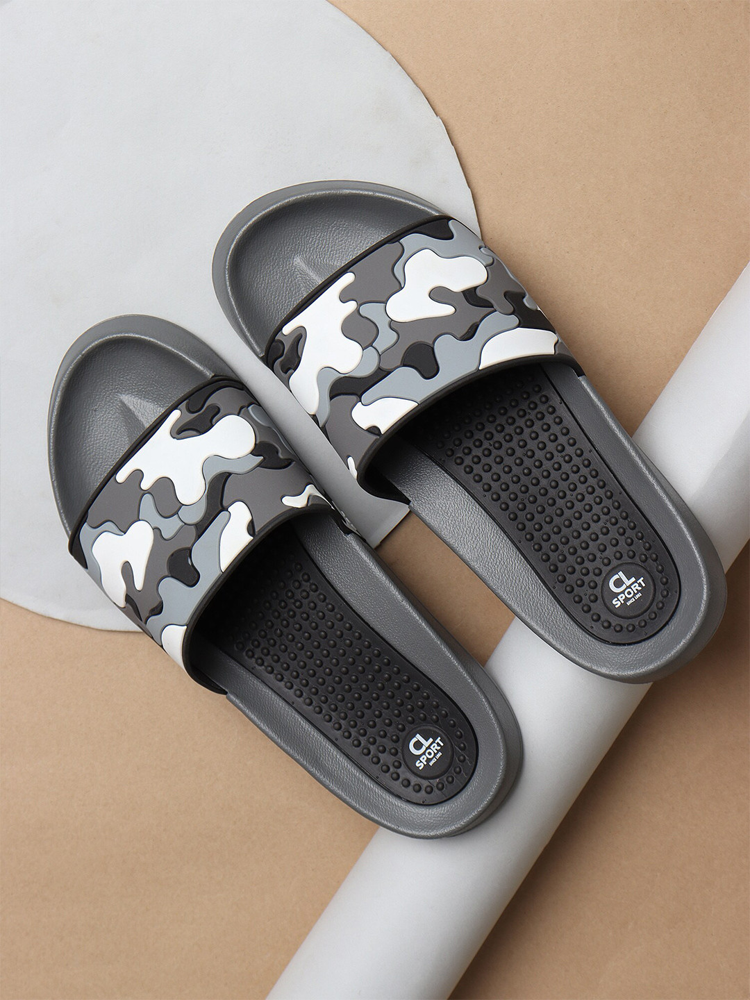 

Carlton London sports Men Printed Sliders, Grey