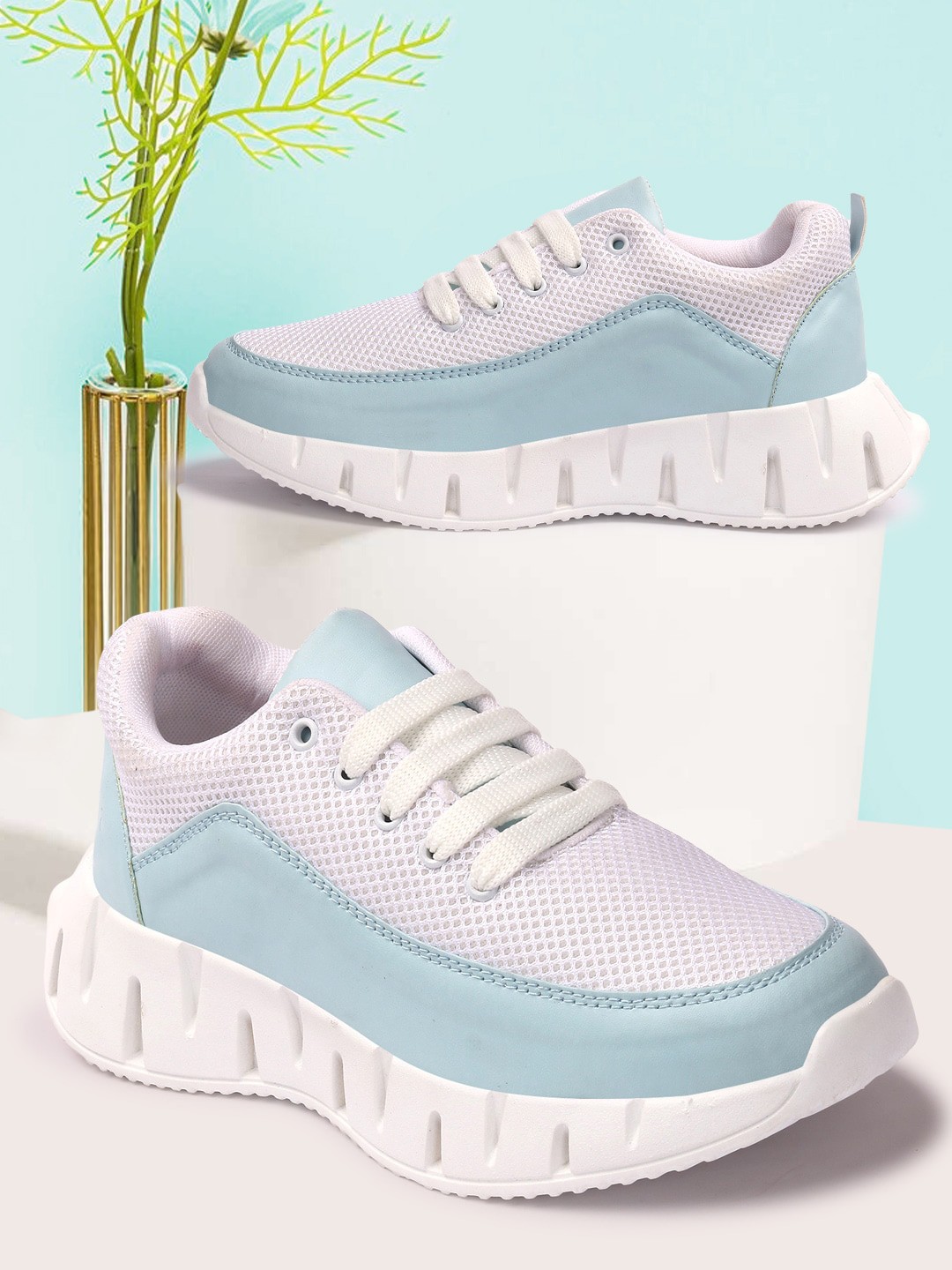 

Bella Toes Women Colourblocked Lightweight Sneakers, White
