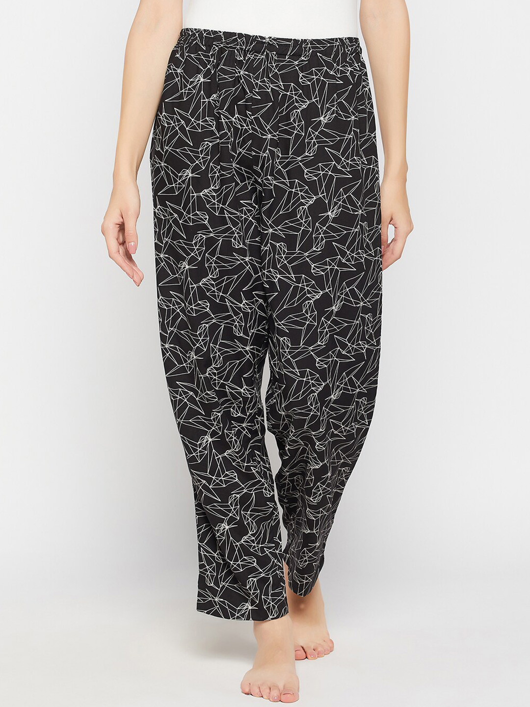 

Clovia Women Printed Snug-Fit Lounge Pants, Black