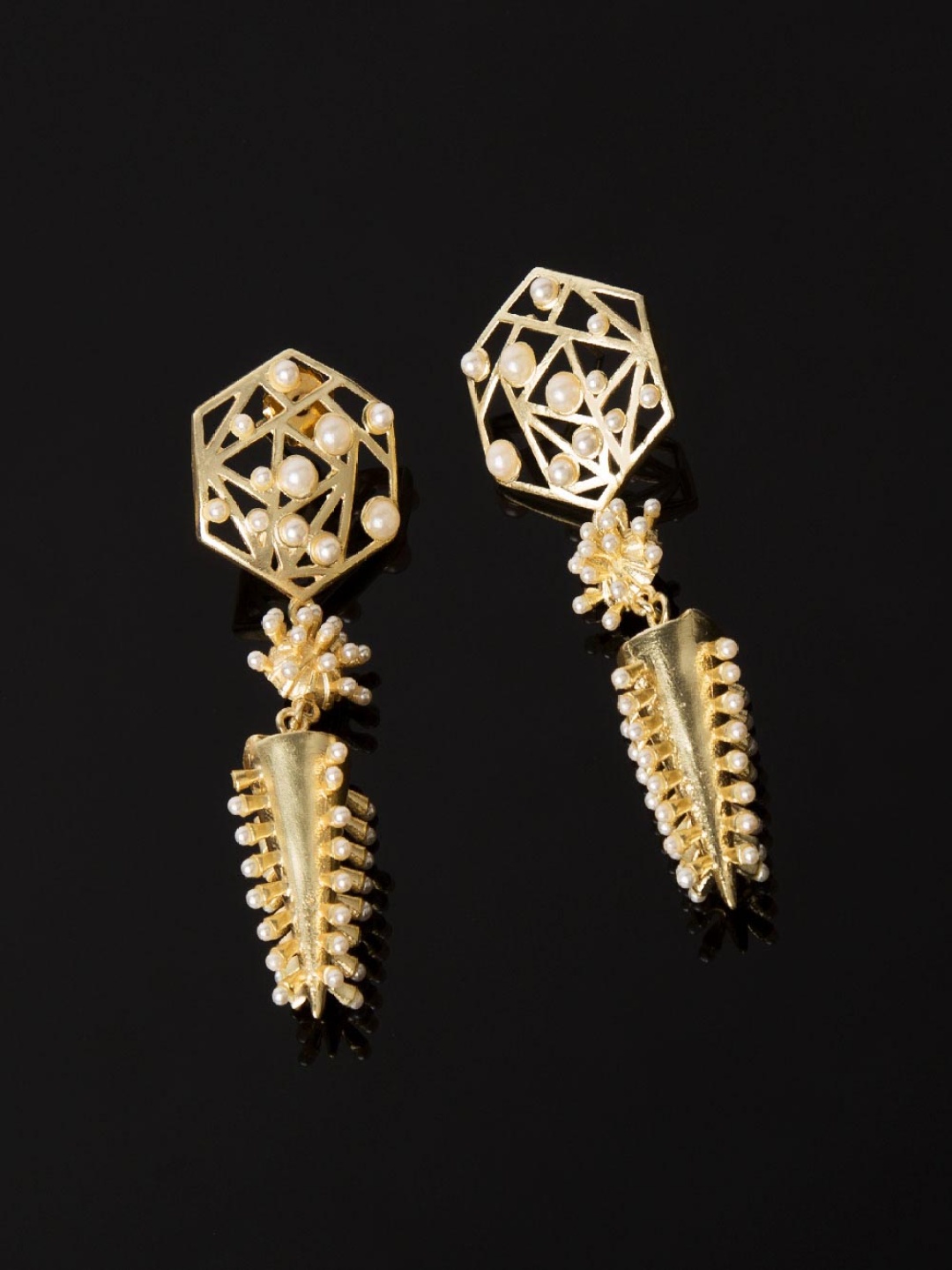 

Voylla Star Struck Gold-Toned & Grey Melange Contemporary Ear Cuff