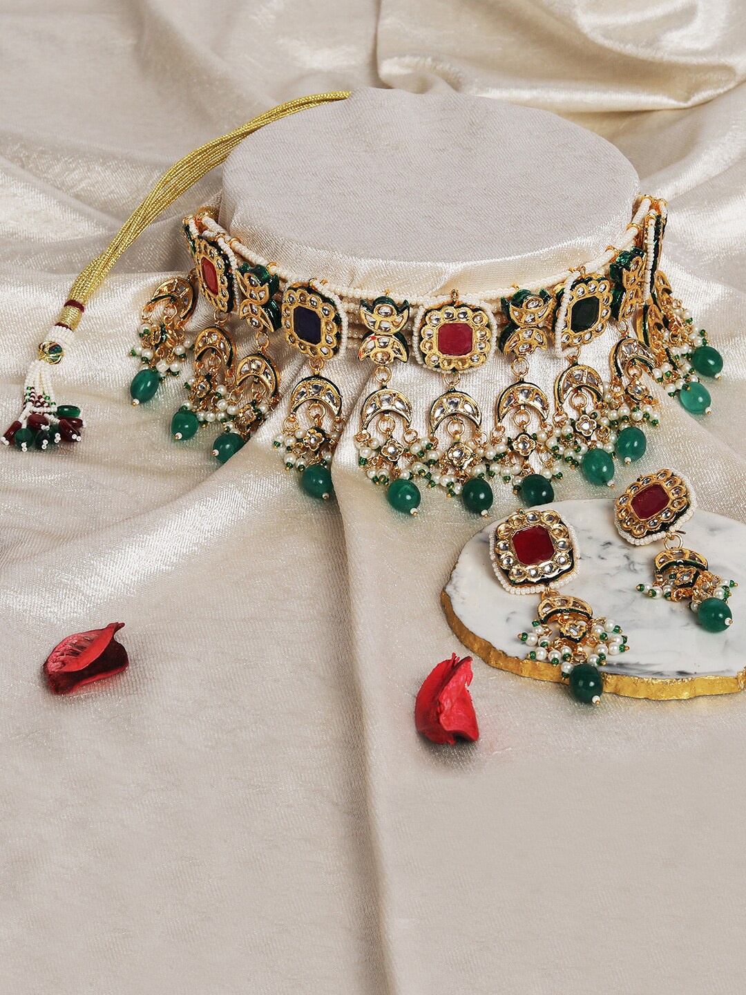 

AURAA TRENDS Gold-Plated Kundan Studded & Beaded Jewellery Set