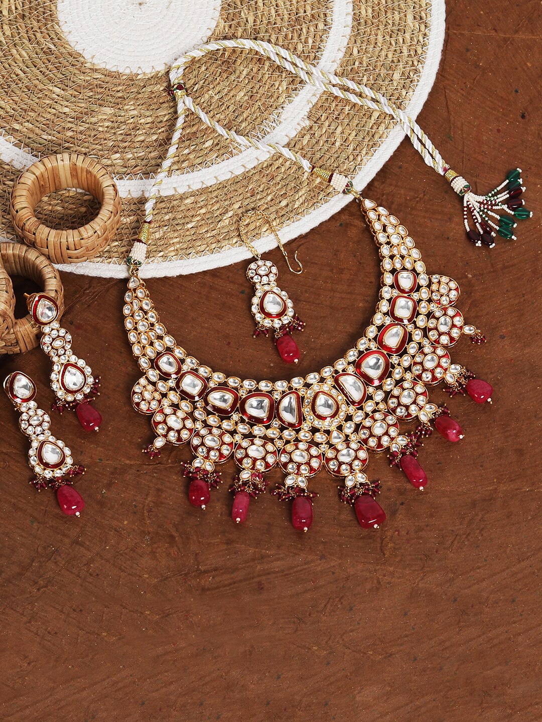 

AURAA TRENDS 22Kt Gold-Plated Kundan Studded & Beaded Jewellery Set