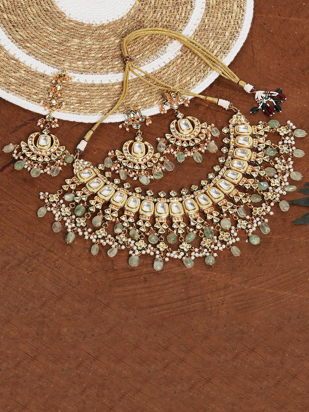 

AURAA TRENDS 22Kt Gold-Plated Kundan Studded & Beaded Jewellery Set
